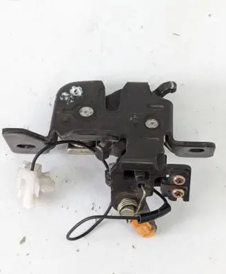 Mazda Demio Tailgate/trunk/boot lock/catch/latch D20462310A