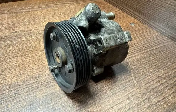 Opel Vivaro Power steering pump 8200024738 26081335