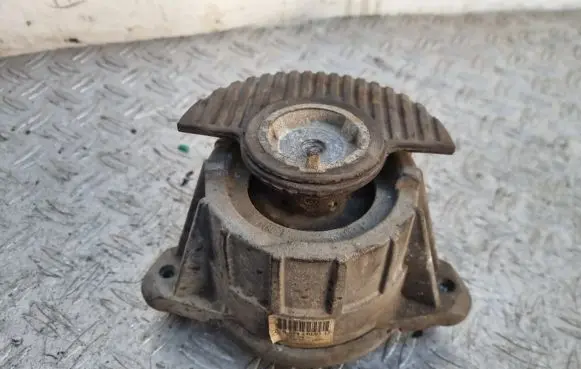 Mercedes-Benz C W204 Engine mount bracket A2042400117