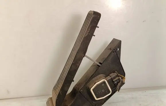 Accelerator throttle pedal
