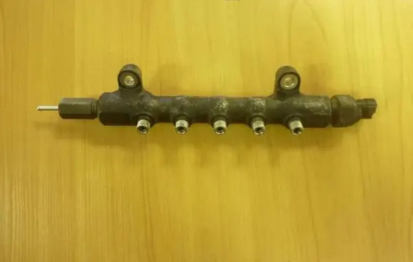 Toyota RAV 4 (XA30) Fuel distributor DENSO6121 VD1392
