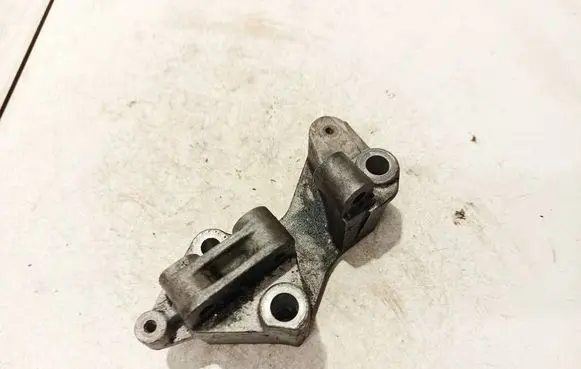 Engine mounting bracket