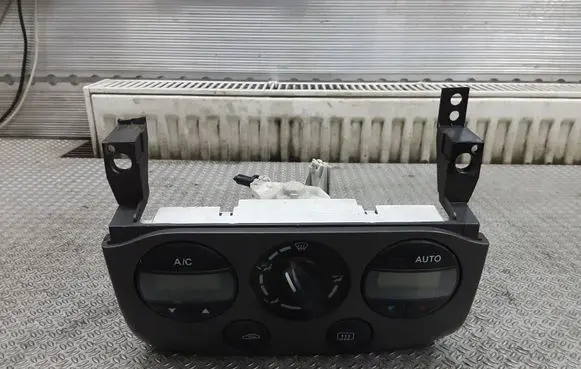 Nissan Primera Climate control unit 275109F600
