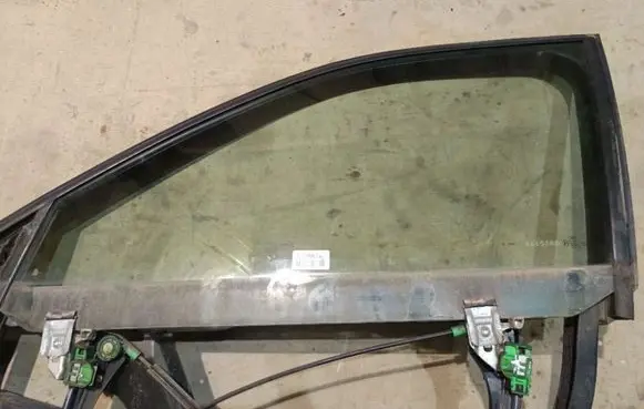 Audi A4 S4 B5 8D Front door window glass four-door AS2