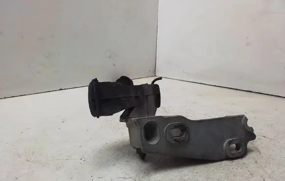 Engine mounting bracket