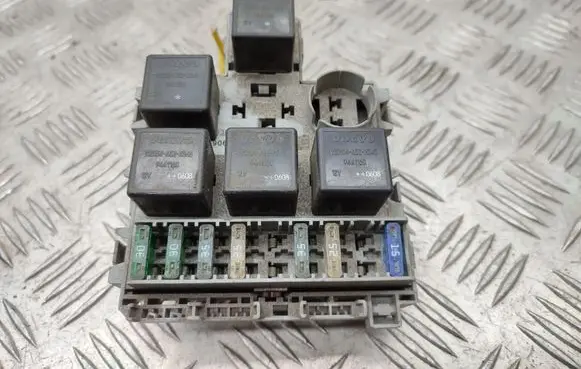 Volvo XC70 Fuse module 8690698