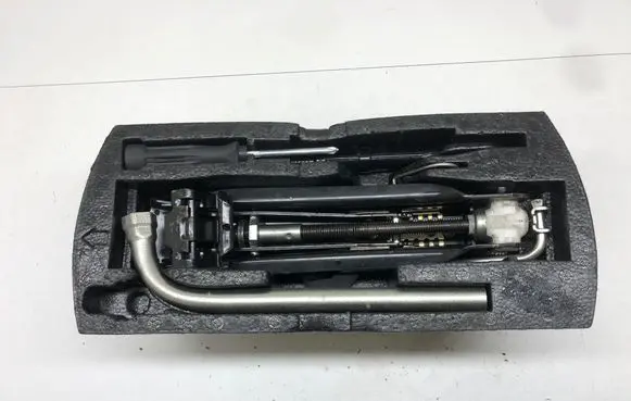 Volkswagen Golf VI Tool set 1J012115AF