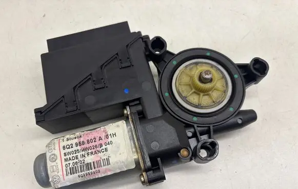 Volkswagen Polo Front door window regulator motor 6Q2959802A