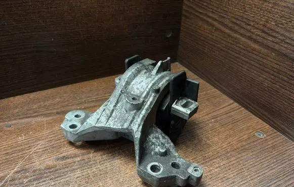 Peugeot 407 Engine mount bracket 326B95