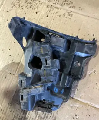 Volvo XC70 Fender mounting bracket 31214961