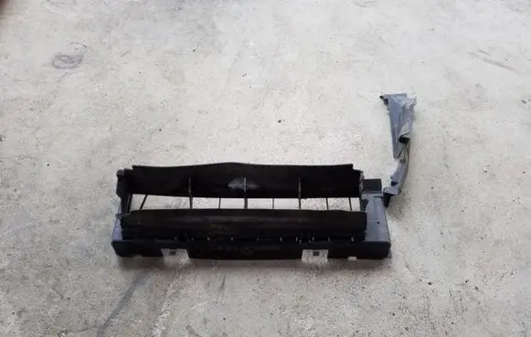 Mercedes-Benz E W210 Intercooler air channel guide A2108890306 2105000510 2105051803