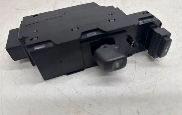 Volvo V70 Electric window control switch 8682950