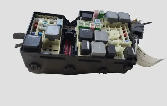 Volvo V40 Fuse module AV6T14A067AD