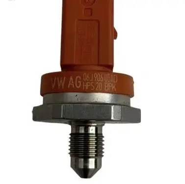 Volkswagen Tiguan Fuel pressure sensor 06J906051D