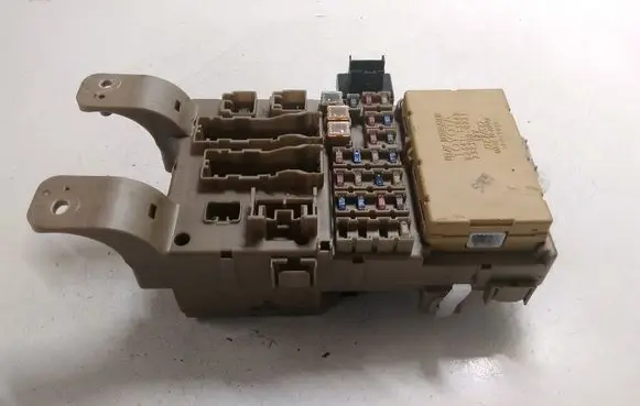 Toyota Corolla Verso E121 Fuse module 8264113040 2323000231