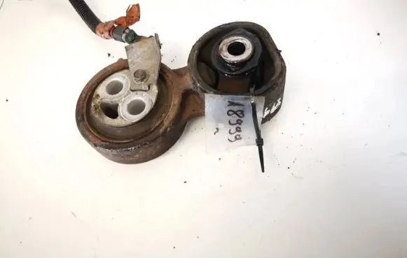 Honda FR-V Engine mount bracket