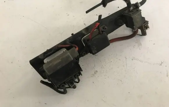 Audi 80 90 S2 B4 Valve vacuum 885445