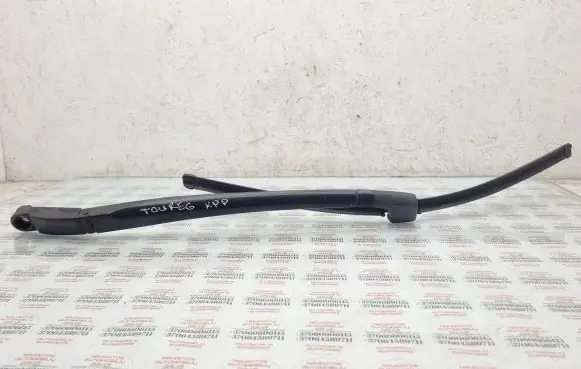 Volkswagen Touareg I Front wiper blade arm 7L6955407A