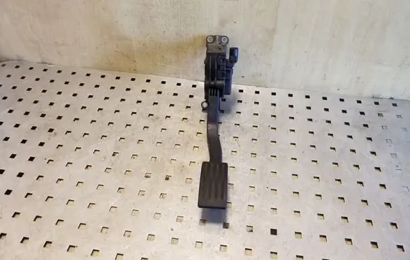 Accelerator throttle pedal