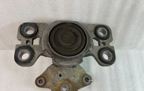 Volvo S60 Engine mount bracket 31401307