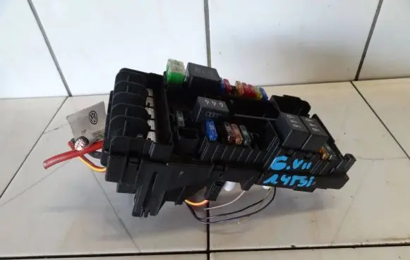 Volkswagen Golf Sportsvan Fuse module 5Q0937125B