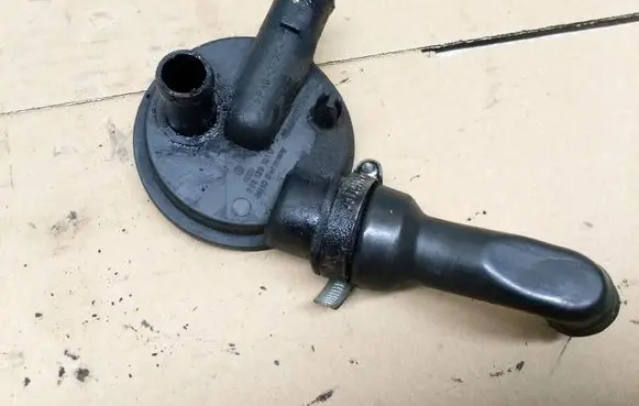 Seat Alhambra (Mk1) Breather valve 028129101D