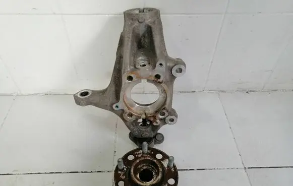 Hyundai i30 Front wheel hub spindle knuckle