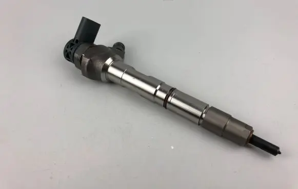 Volkswagen PASSAT B8 Fuel injector 04L130277AE