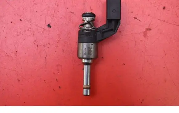 Volkswagen Golf V Fuel injector 03C906036F