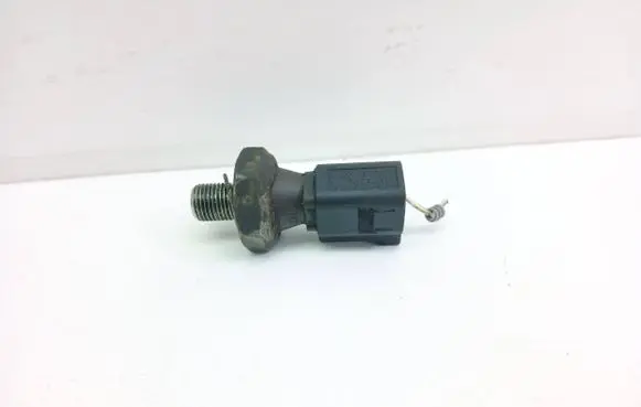 Volkswagen PASSAT B5.5 Oil pressure sensor 1J0973701