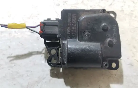 Chrysler Voyager Air flap motor/actuator M8679001