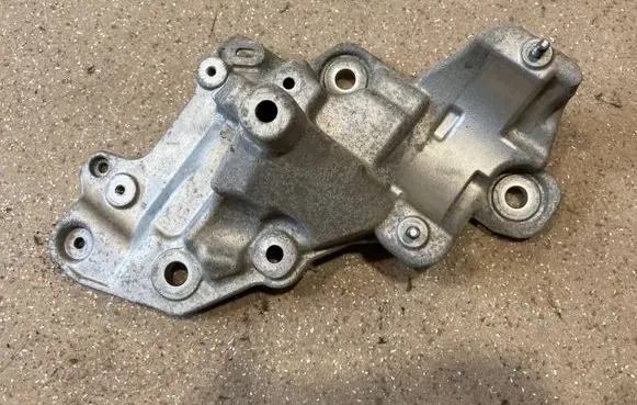 BMW iX Engine mounting bracket 8490365