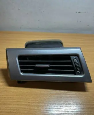 BMW 5 E60 E61 Quarter panel pressure vent 14121810 D135