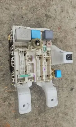 Toyota Prius (NHW20) Fuse module 9139A 5H290828 02715F08