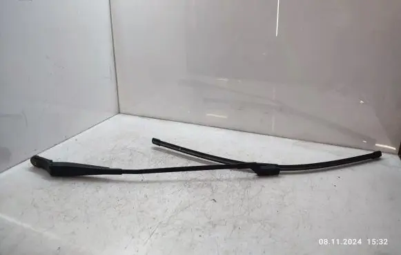 Peugeot 5008 Front wiper blade arm