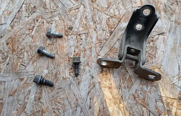 Hyundai i30 Front door lower hinge 