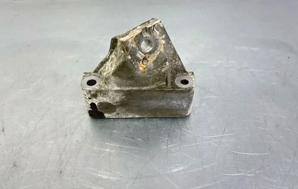 Jeep Grand Cherokee Engine mounting bracket 