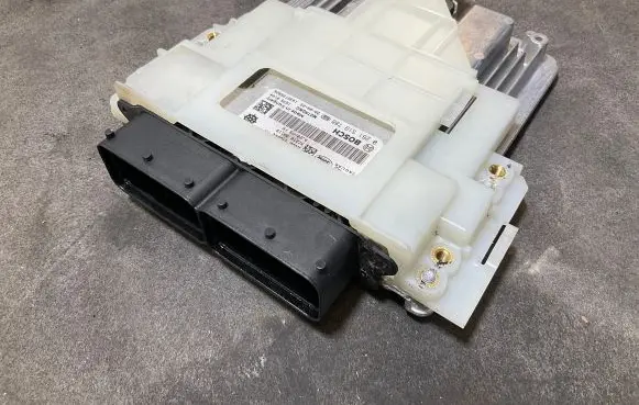 Land Rover Evoque II Engine control unit/module L8D214C568FA 0261S19788 1039T35926