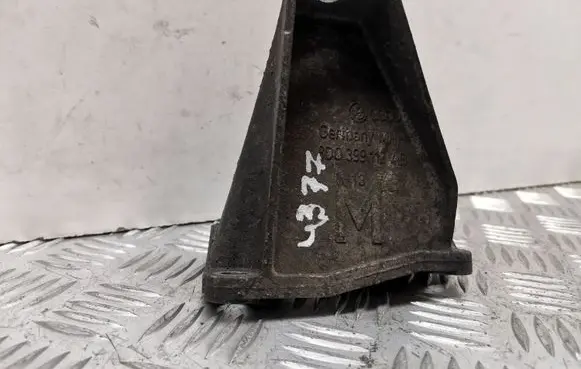 Volkswagen PASSAT B5.5 Engine mounting bracket 8D0399113AB