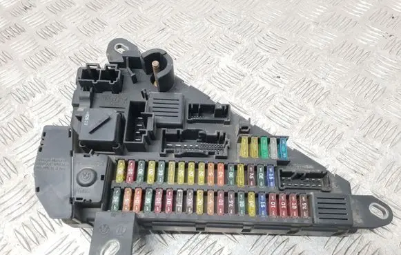 BMW 5 E60 E61 Fuse module 690661901 690660105