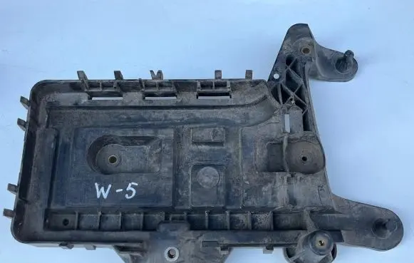 Volkswagen PASSAT B6 Battery tray 1K0915333