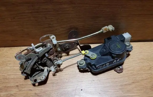 Mitsubishi Galant Eterna Front door lock