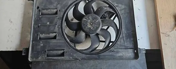 Radiator cooling fan shroud