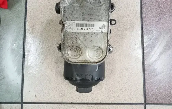 Volkswagen Tiguan Oil filter mounting bracket 03L115389C