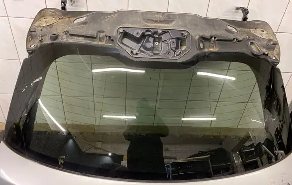 Land Rover Range Rover Velar Rear windscreen/windshield window E000090 DOT747M1232AS3