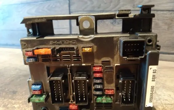 Peugeot 206 Fuse module 9650664080