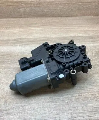 Audi A4 S4 B5 8D Front door window regulator motor 113846113 05071902