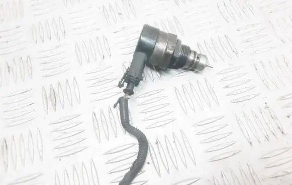 Volvo S60 Fuel pressure regulator 30750409
