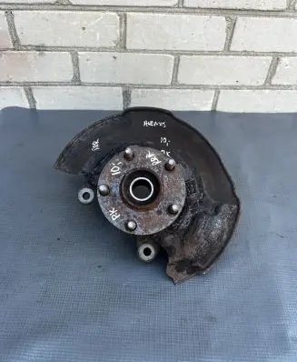 Toyota Avensis T270 Front wheel hub F38L7 B605100913