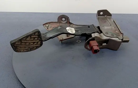 Nissan Qashqai Accelerator throttle pedal E001046X11